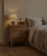 Gabrielle Nachtkastje van Massief Mangohout — Tijdloze stijl met functionele opbergruimte