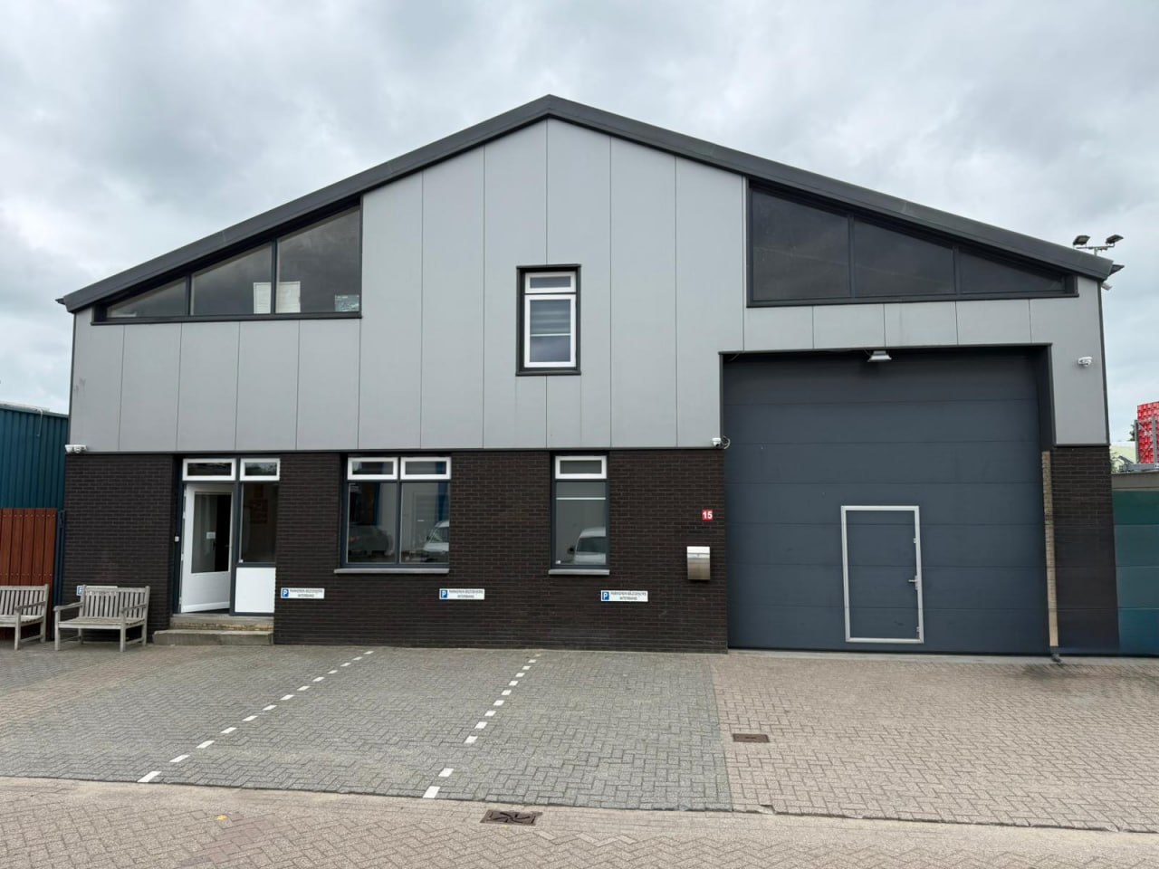 Voorkant van het pand van Intersale Leerdam